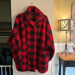 Ladies”kookaburra” size M/L very generous two pockets sleeves have thumb holes.